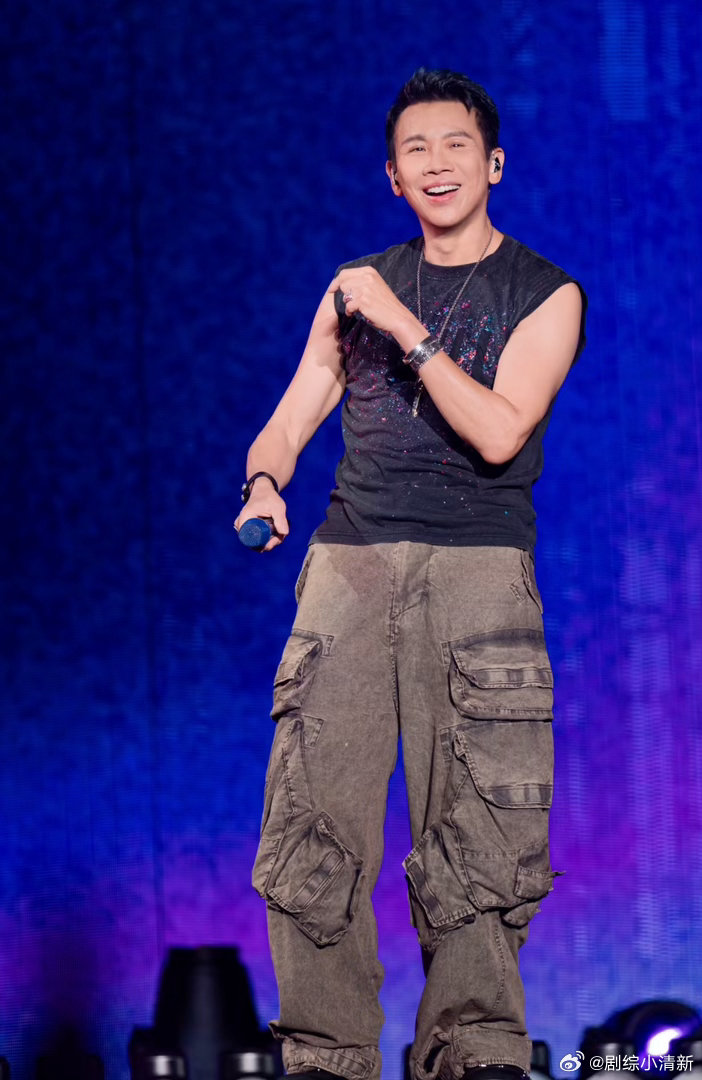 陶喆抓包员工摸鱼 陶喆这波“抓包”玩得太溜了！嘴上说着要抓摸鱼的，实际上是在炫耀