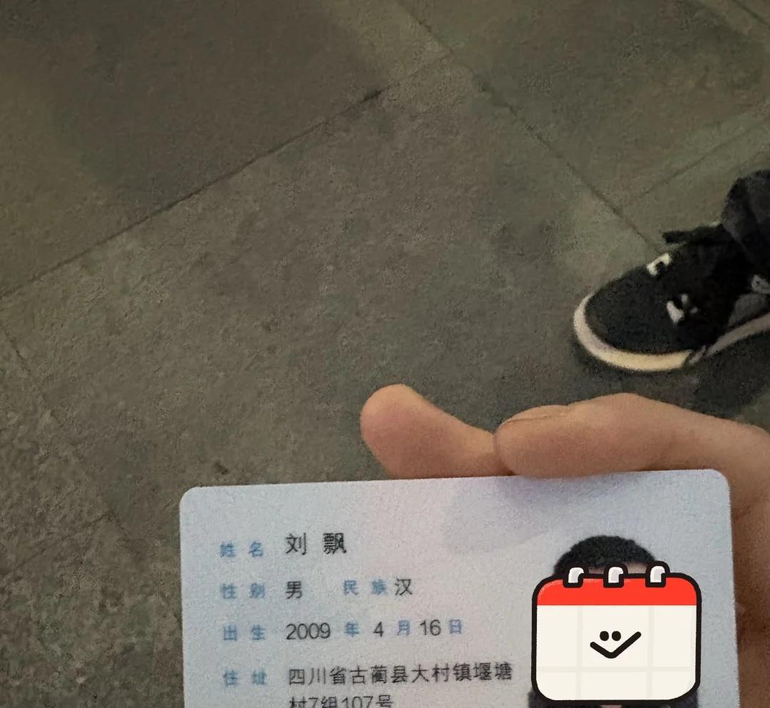 遵义站遇到独自出门的未成年男孩去宁波
起因是我在高铁站外吃东西等车，他过来问我他