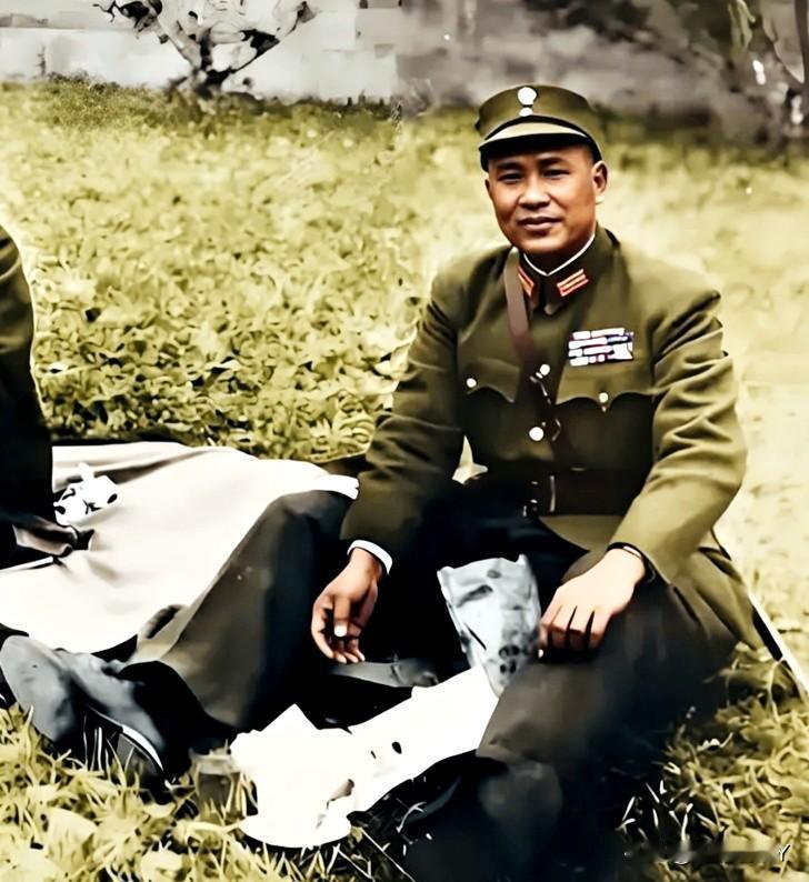 一张老照片，拍摄于一九四六的南京，大家看看身着戎装坐在草坪上的这人是谁？原来这便