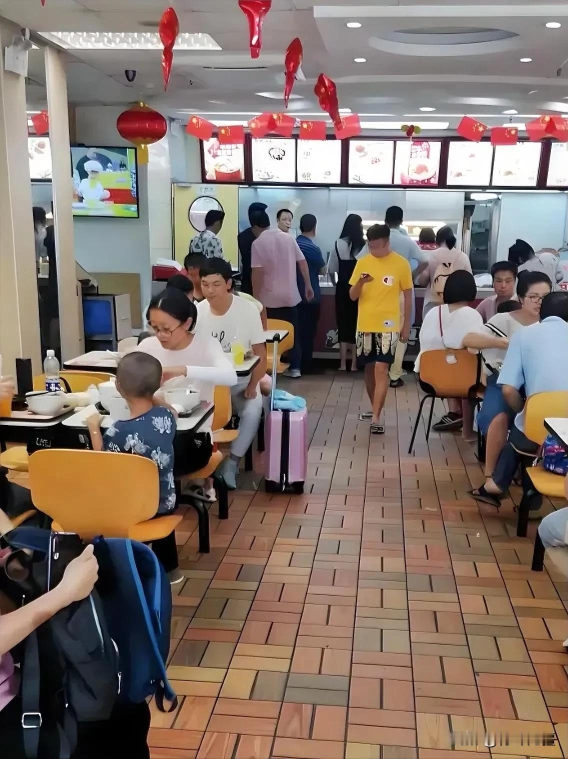 “东哥进入外卖行业已经成为了线下堂食店的噩梦了，这是要把做餐饮的人往死里逼啊，价