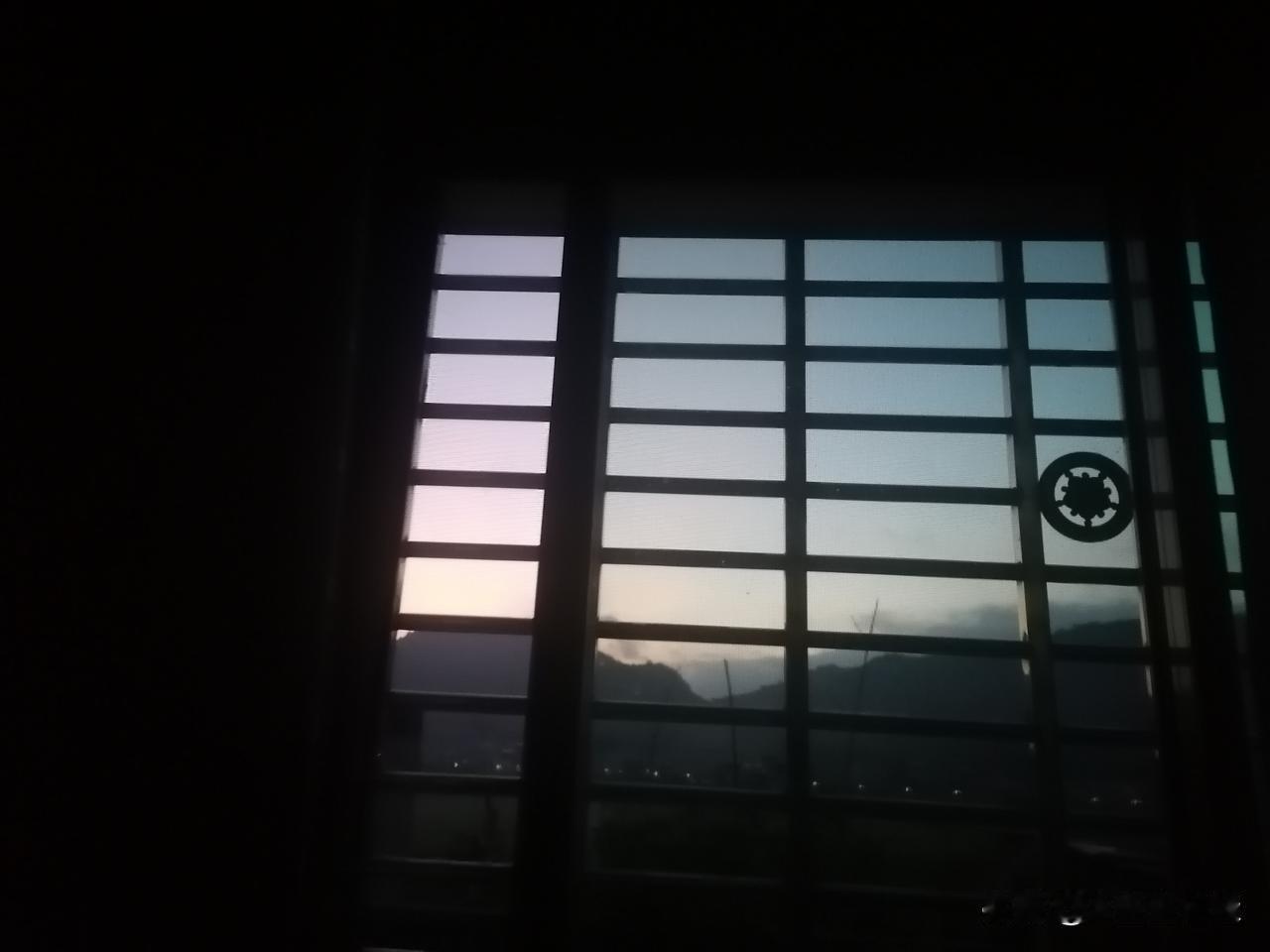 夏至时节天很早就亮了，拍摄时间为早上五点，实际四点多天就朦胧亮了，晚上将近八点天