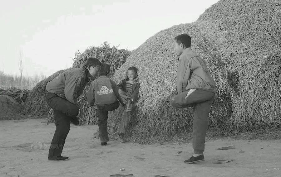 同窗之殇：莫让世俗，染了那年少的纯真

今儿咱们不聊那官场的“波云诡谲”，也不谈