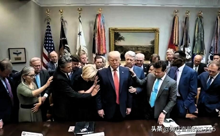 杀人不眨眼的刽子手，今天为了不被全球通缉，心里害怕得不得了，请了23位大牧师为他