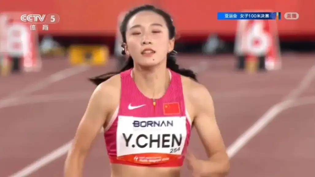 11秒06，亚运夺冠！17岁陈妤颉闯入国内女子百米历史前五。翻看榜单前面四个名字