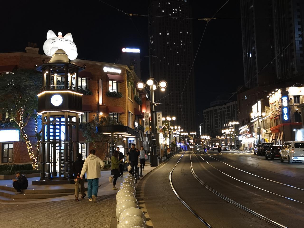 夜游大连东关街
大拆大扒时代结束后，残存下来的老旧街区，在旅游潮中获得了新生。