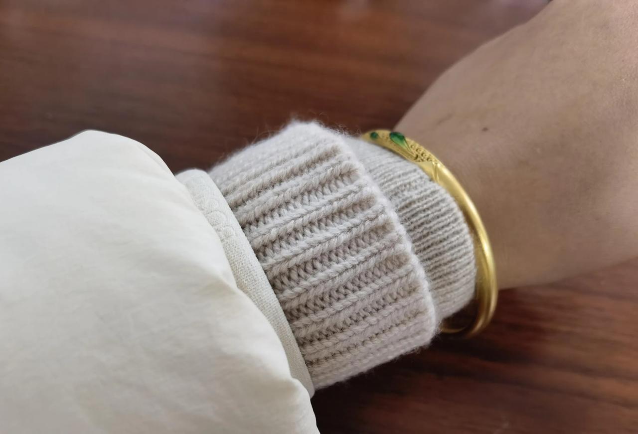 在农村上班，穿了一件200克羊绒打底，一件500克羊绒衫，外加羽绒服，上午仍然觉