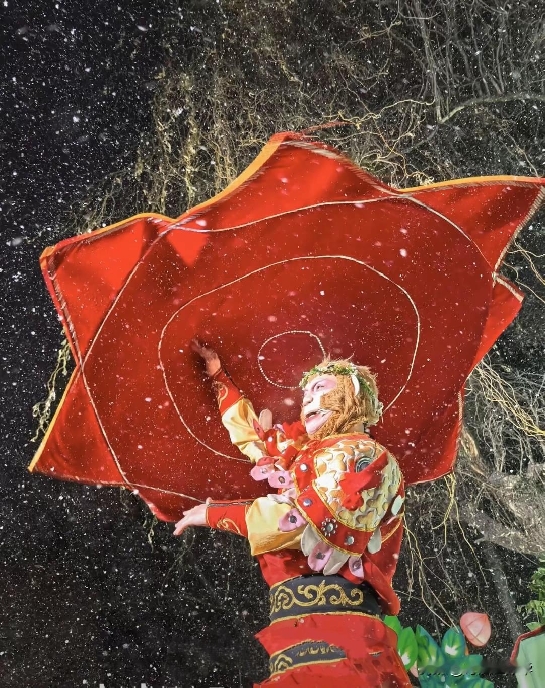 雪饼猴转的不是手绢，是振兴东北的大旗