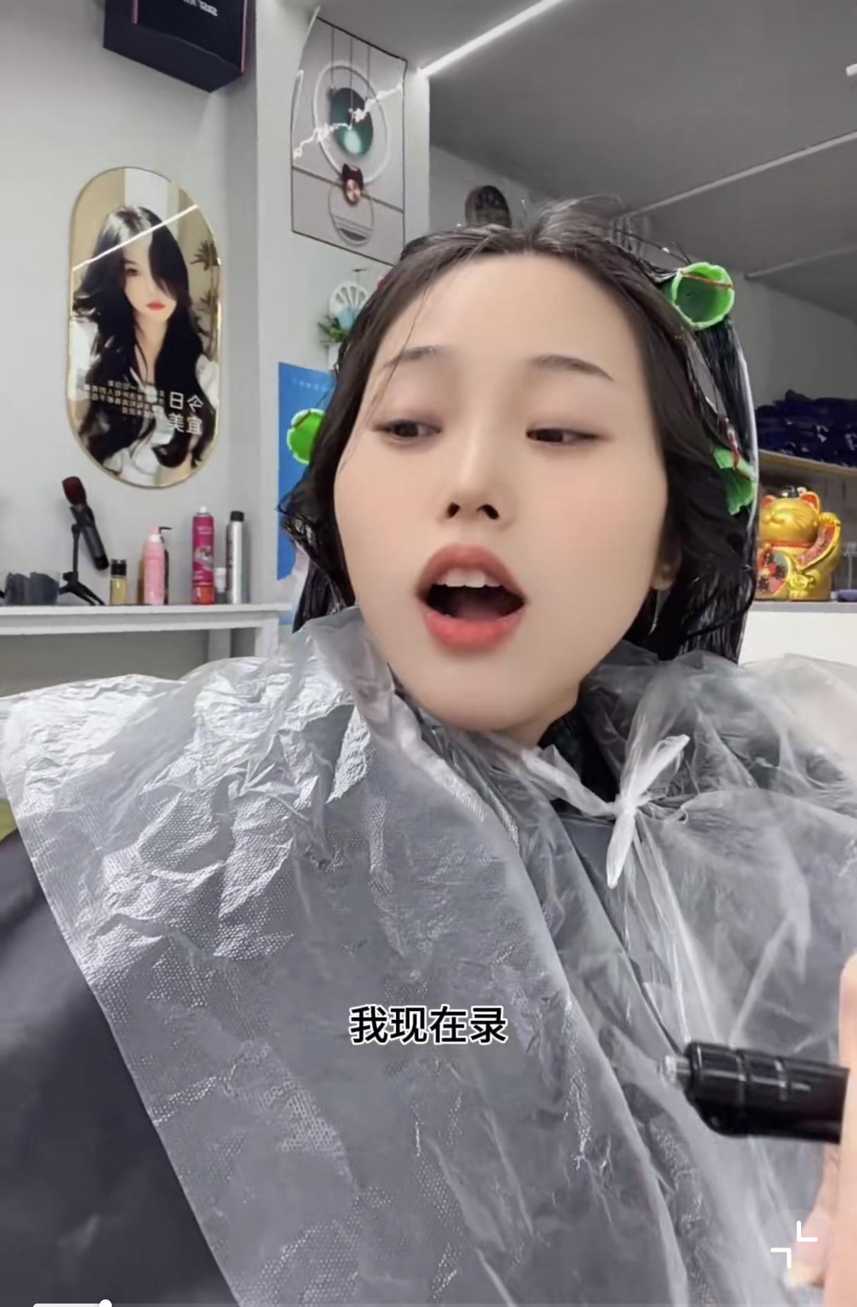 小姐姐觉得怼的好！
近日，一小姐姐去理发店做头发，结果旁边有个男的就在那说，在国