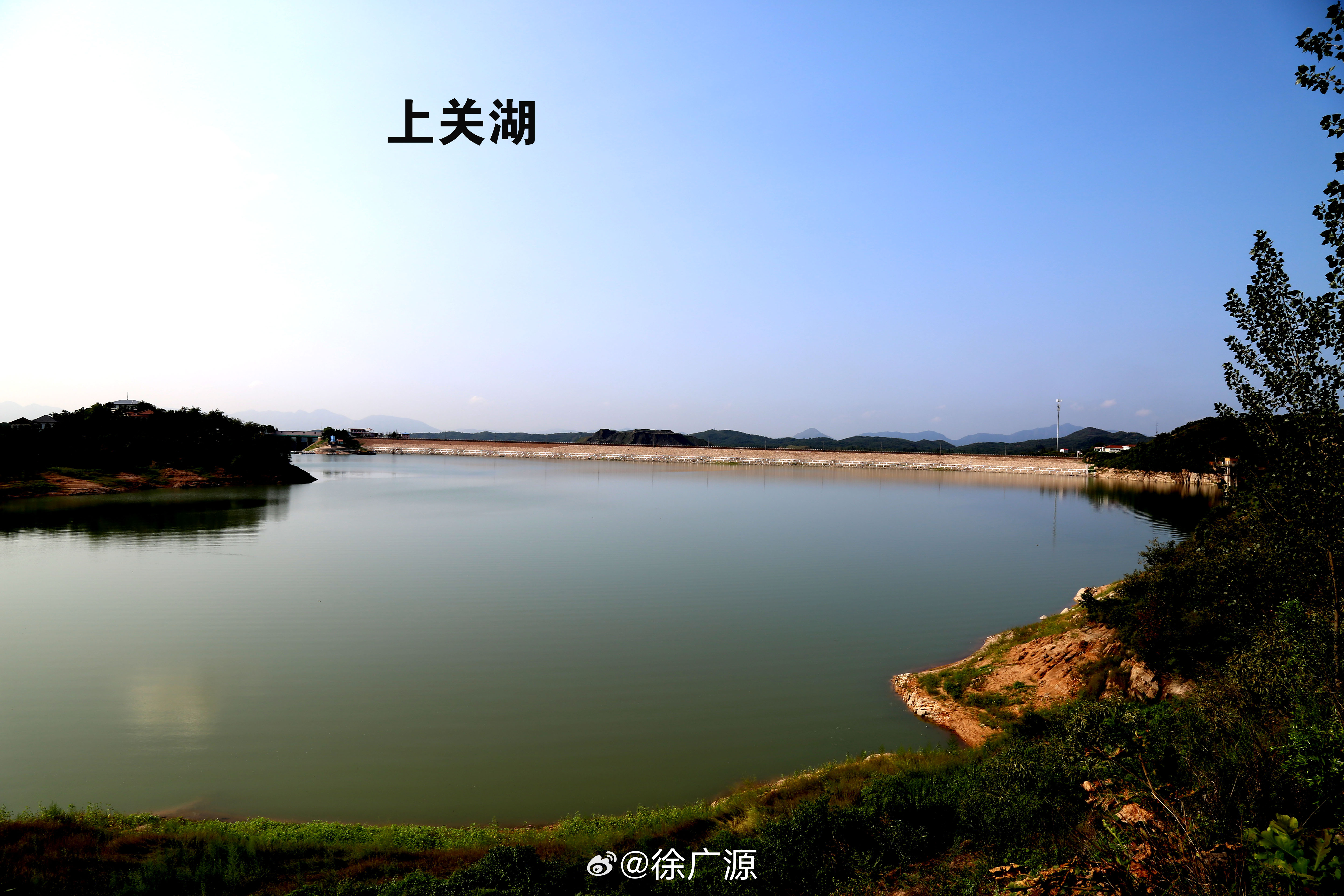 上关湖以北是承德市的兴隆县。东西是万里长城，本来长城是一体的，被水库拦腰截断。 