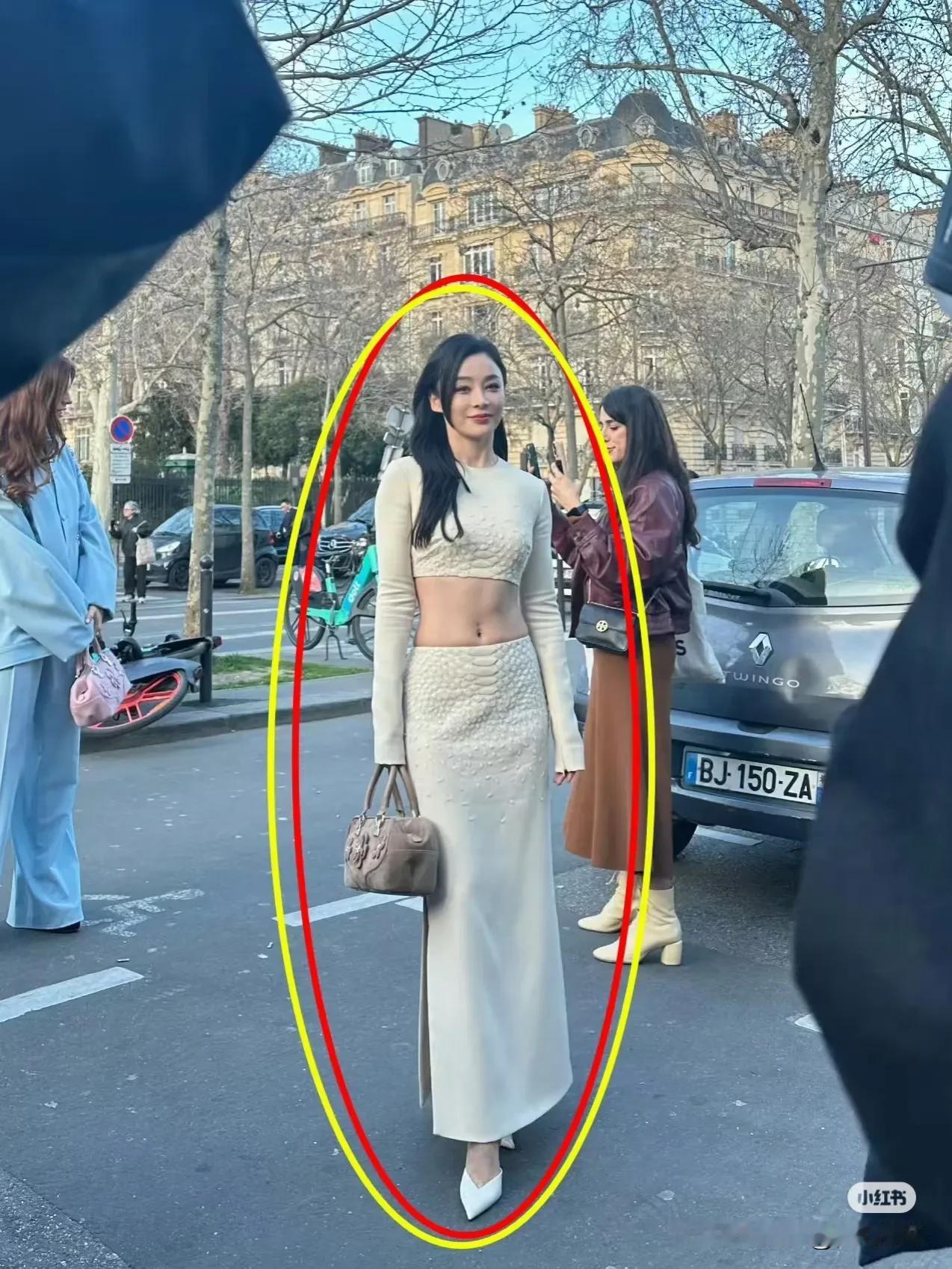 不是我说，还得看中国女明星！
松弛感拉满，珊珊美得好轻松，身材又好，皮肤还这么白
