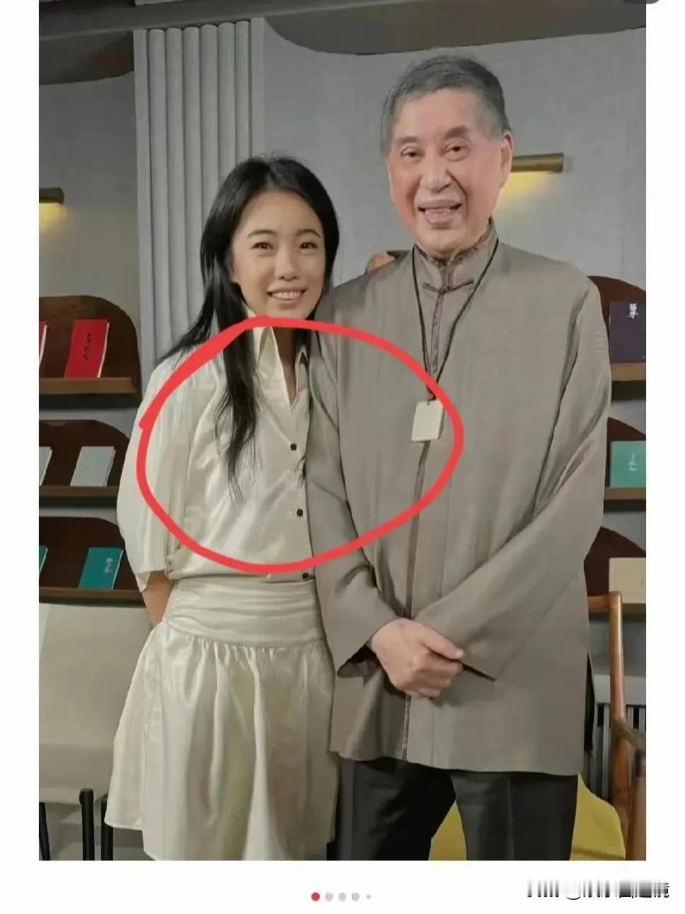 照片中这两个人好像都是名人，估计很多人都认识。
不过这张照片有点怪，一个年轻的女