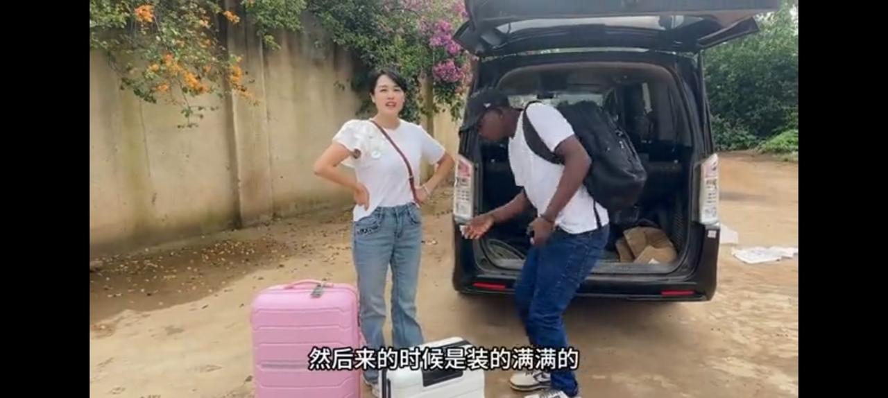 回国啃老，非洲丈夫家乡混不下去了。
找到出租车装行李，舔个大脸还一本正经。
回来