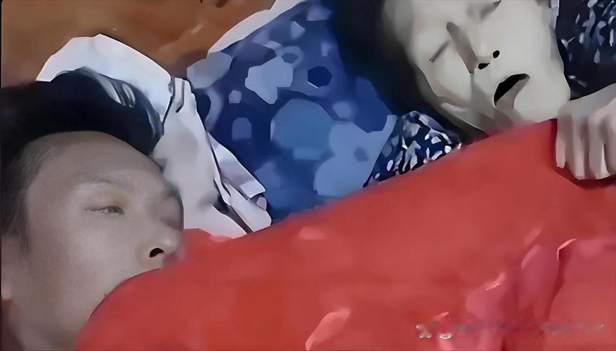 2023年，男子伺候病危的母亲，由于太疲倦睡着了，醒来时，发现母亲已经走了。回看