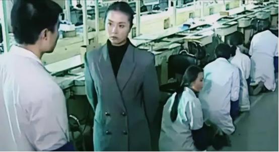 1995年，一名韩国女老板走进车间，她威胁120多名中国员工：“全部跪下，不跪的