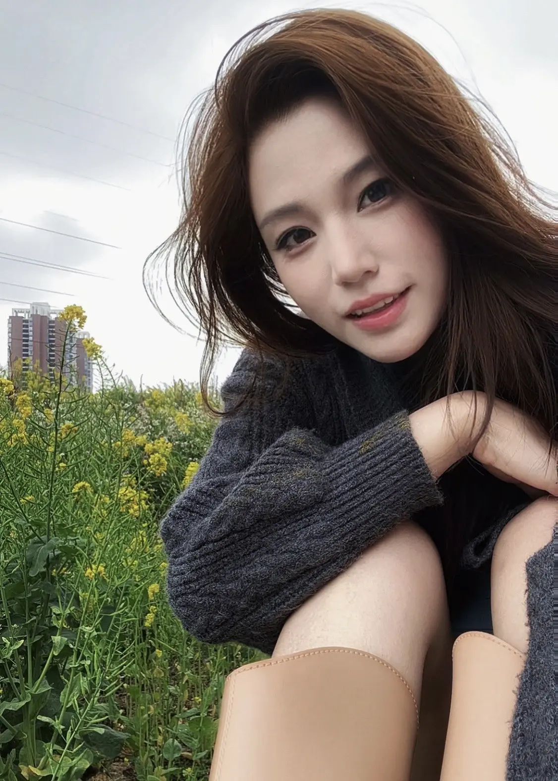 或许你也读我的文字，到过那片宽阔的野地，一种盛大的激情包裹我们，四季变...
