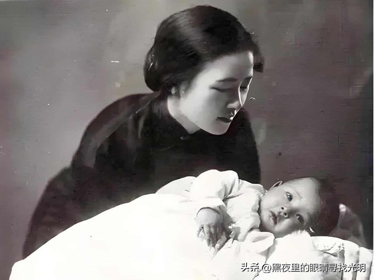 1929年：林徽因初为人母的甜蜜与温柔

这张珍贵的黑白照片拍摄于1929年，图