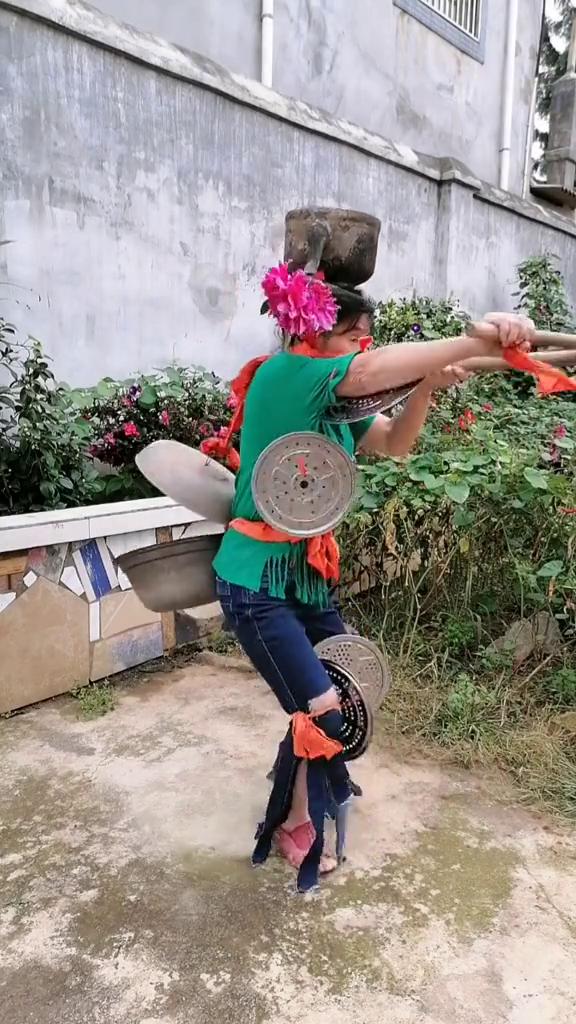 传统民俗表演舞狮舞龙喜庆氛围。
