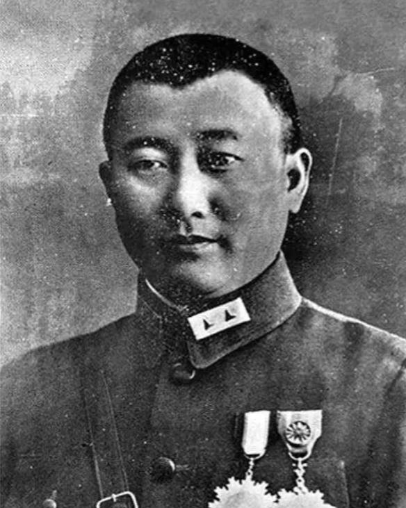 1948年3月1日，陕北瓦子街，彭德怀站在一具被炸成三段的遗体前，沉默了很久。副