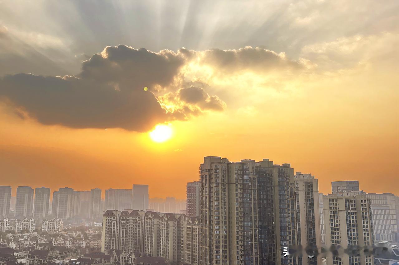 上周在32层的写字楼加班到傍晚，抬头往窗外瞥的瞬间直接攥住了手里的鼠标。
橙红色