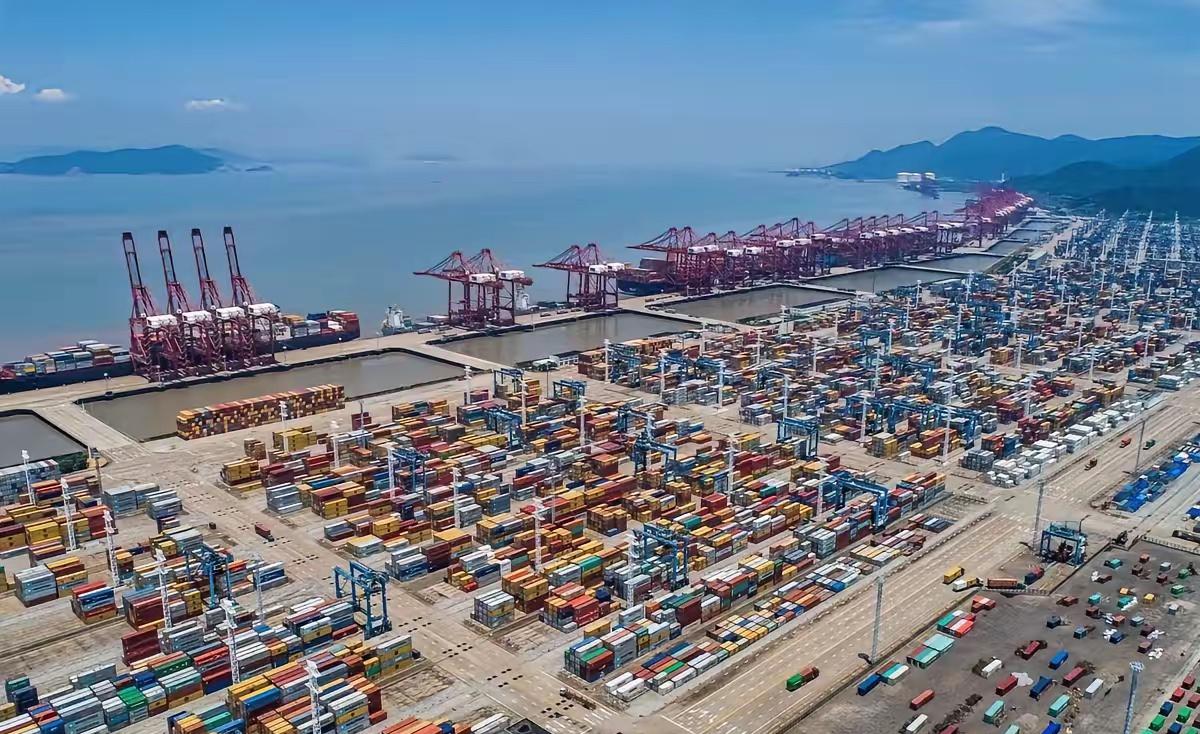 美国着急，芯片积压

目前，英伟达已经告知中国客户，计划在2026年农历新年前开