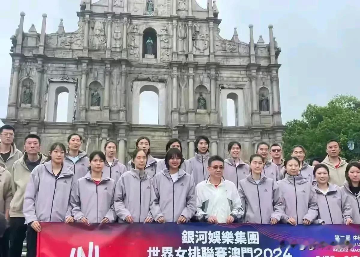 朱婷为何靠边站？
中国女排抵达澳门，准备参加世界女排联赛，今晨她们参观当地名胜大