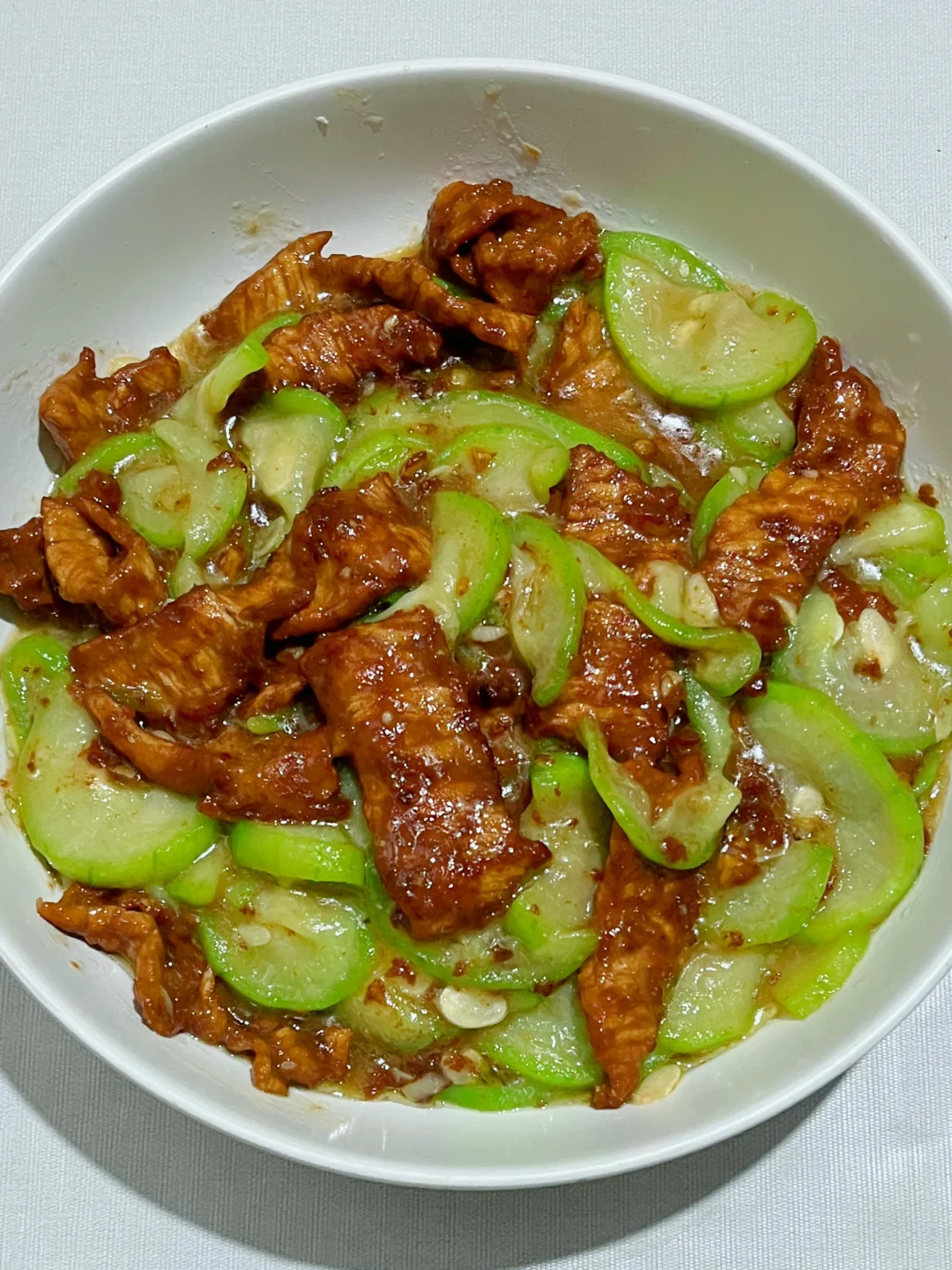 薯薯们：开饭啦！今天分享好吃的丝瓜炒肉片👍