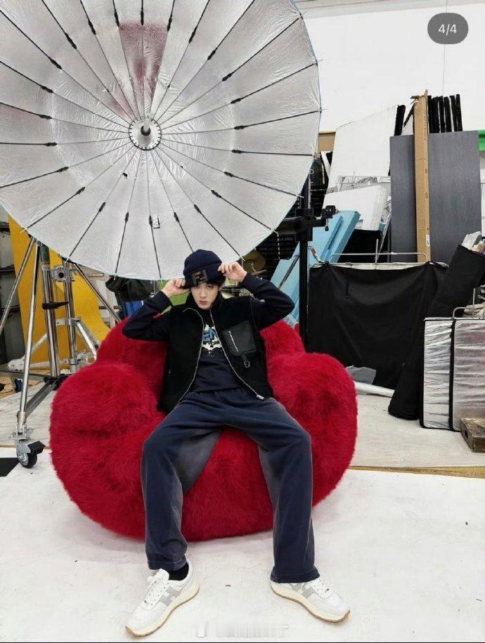 檀健次更新ins好潮的小哥哥圣诞快乐 