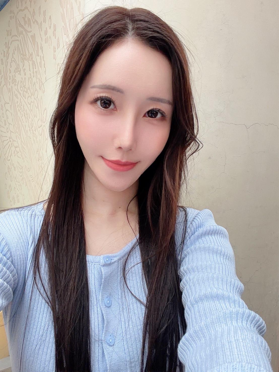 温柔甜美的自拍，浅蓝色毛衣搭配自然妆容，元气满满的一天！🌸💕