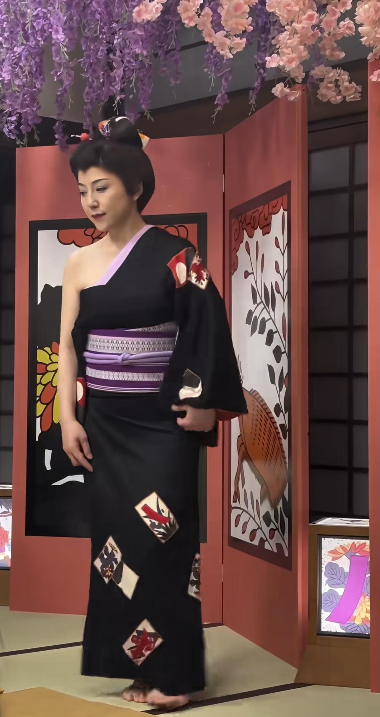 没看明白，日本人玩的是什么？是推牌九，有像花牌。花牌在香港非常流行，以前一到春节
