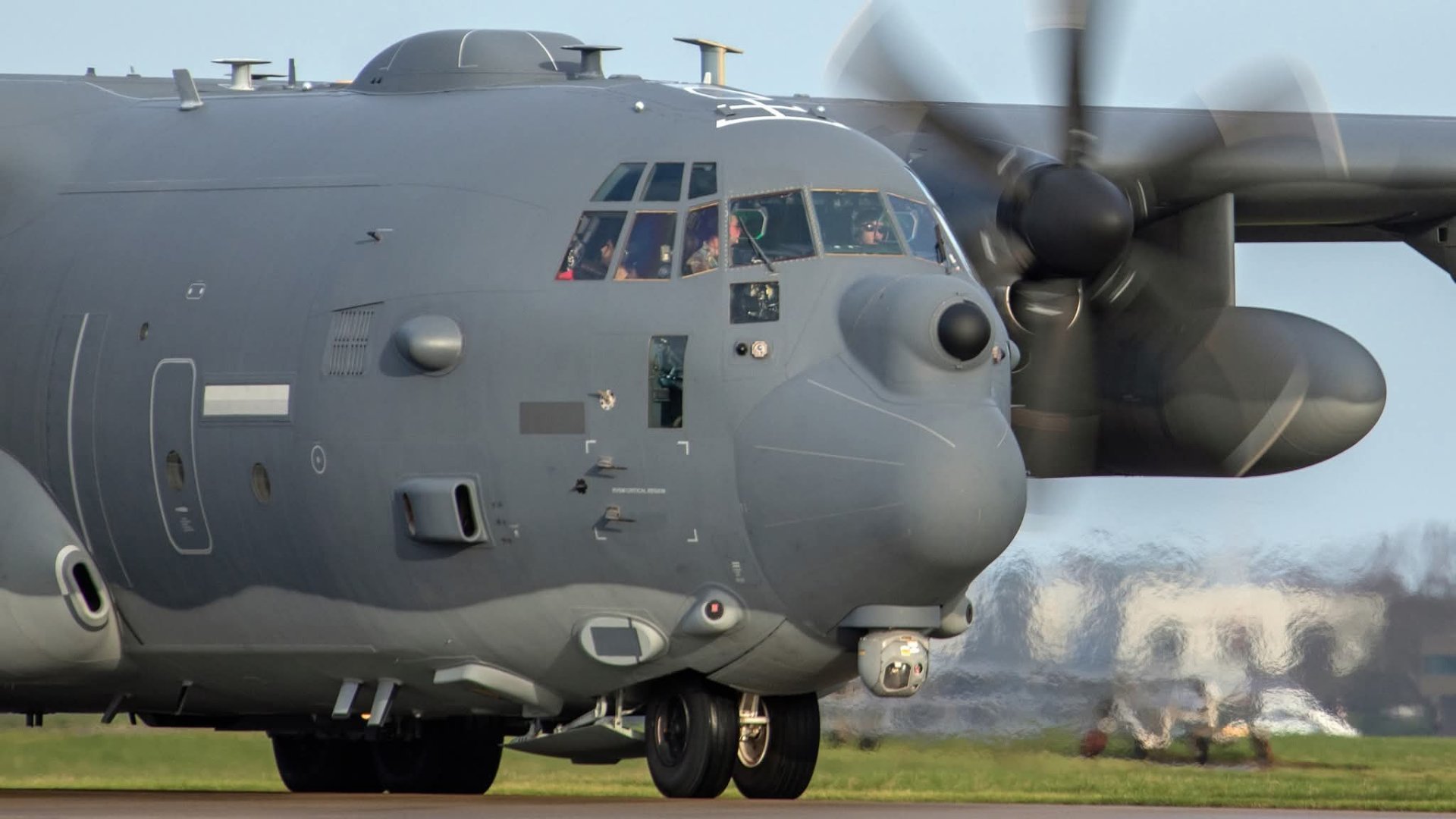 美国空军MC-130J经英国想中东战区转场，这可不是空运司令部的普通C-130运