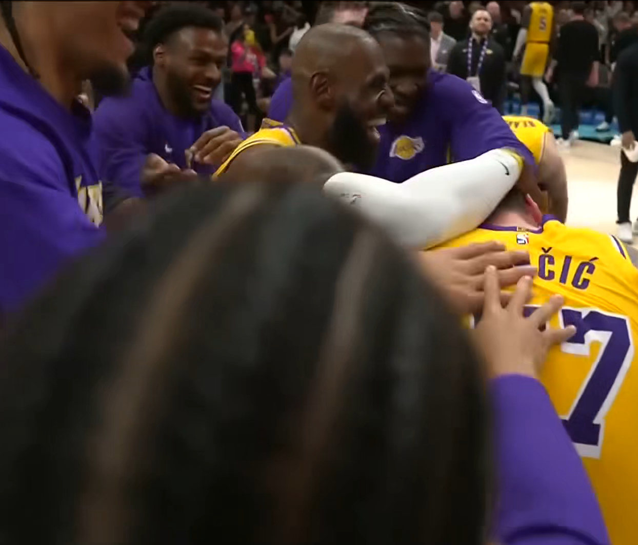 多好的团队氛围！8连胜！湖人