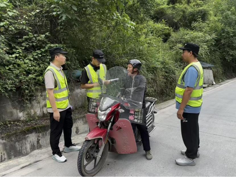 旺苍县五权镇开展道路交通安全劝导专项检查行动

近日，广元市旺苍县五权镇开展道路