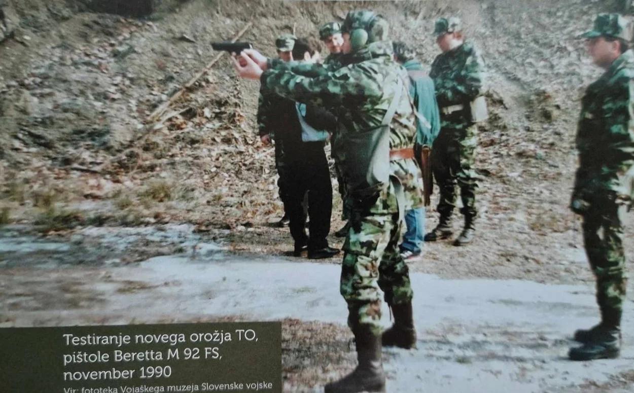 1990 年 11 月，斯洛文尼亚 TO 士兵试用 Beretta 92FS 9