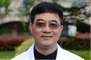 [浮云]2016年，上海中山医院顶尖心内科主任葛均波，在为一位19岁的少女做心脏