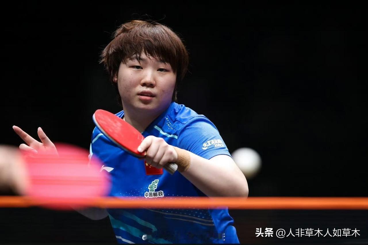 还是冠军赛好就一个球桌，男、女球员排队来，不需要换来换去的！最重要的是还有鹰眼系