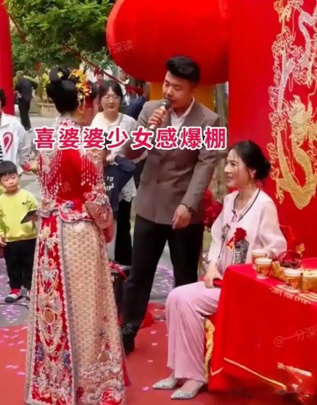 安徽喜婆婆彻底爆火。
自带少女感，气质绝了。
一笑惊艳全场。
网友直呼，这颜值我