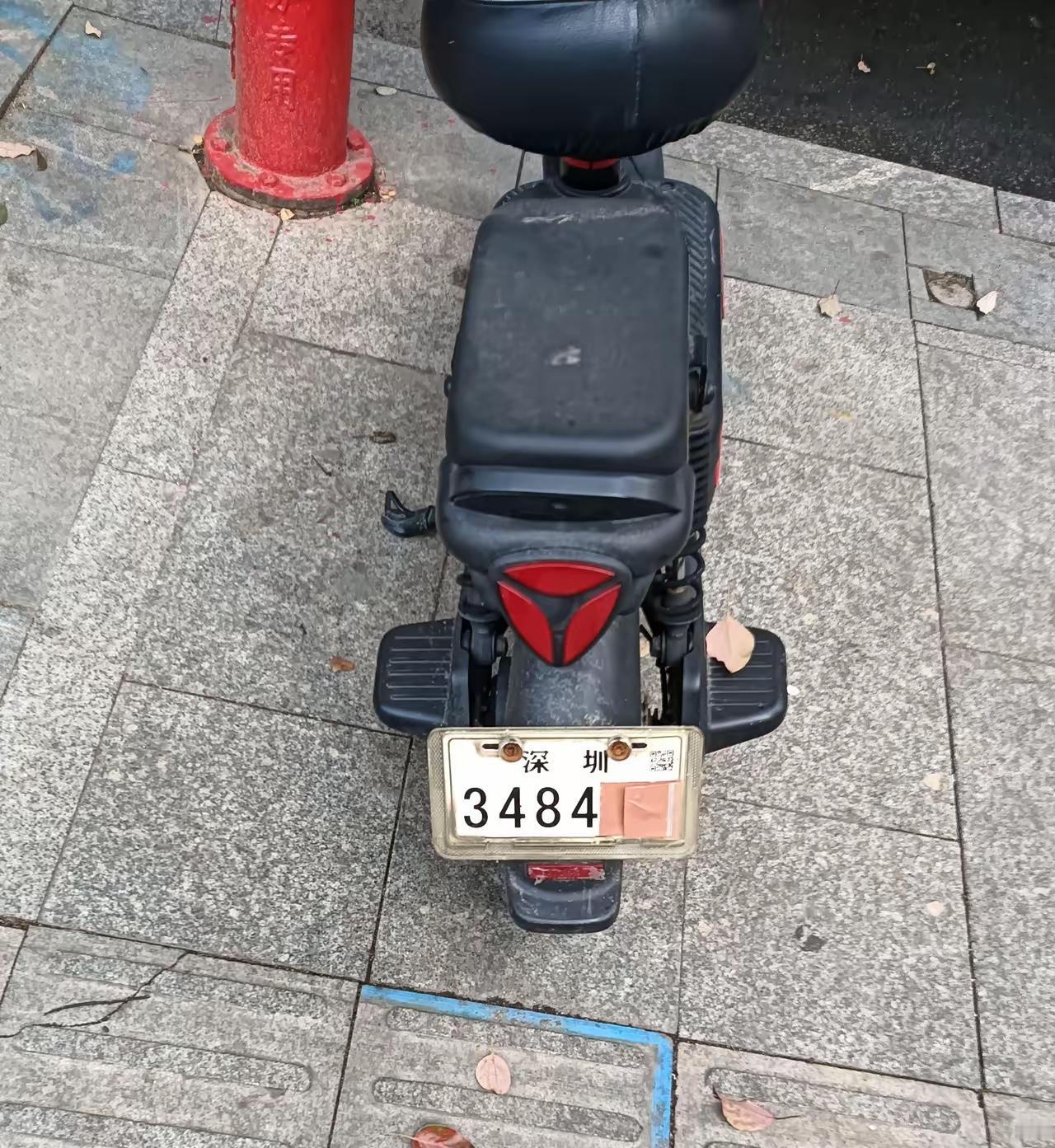 昨晚骑电瓶车回家，看到好多电单车都没有牌照，还有上了牌的，很多也把牌照遮住，有人