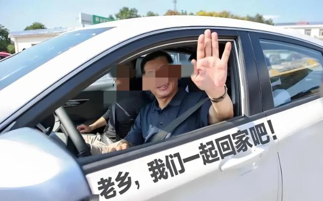 权利的任性！河南，男子开车回家，捎上老乡，俩人把油费平摊，半路遇到查车，运营问老