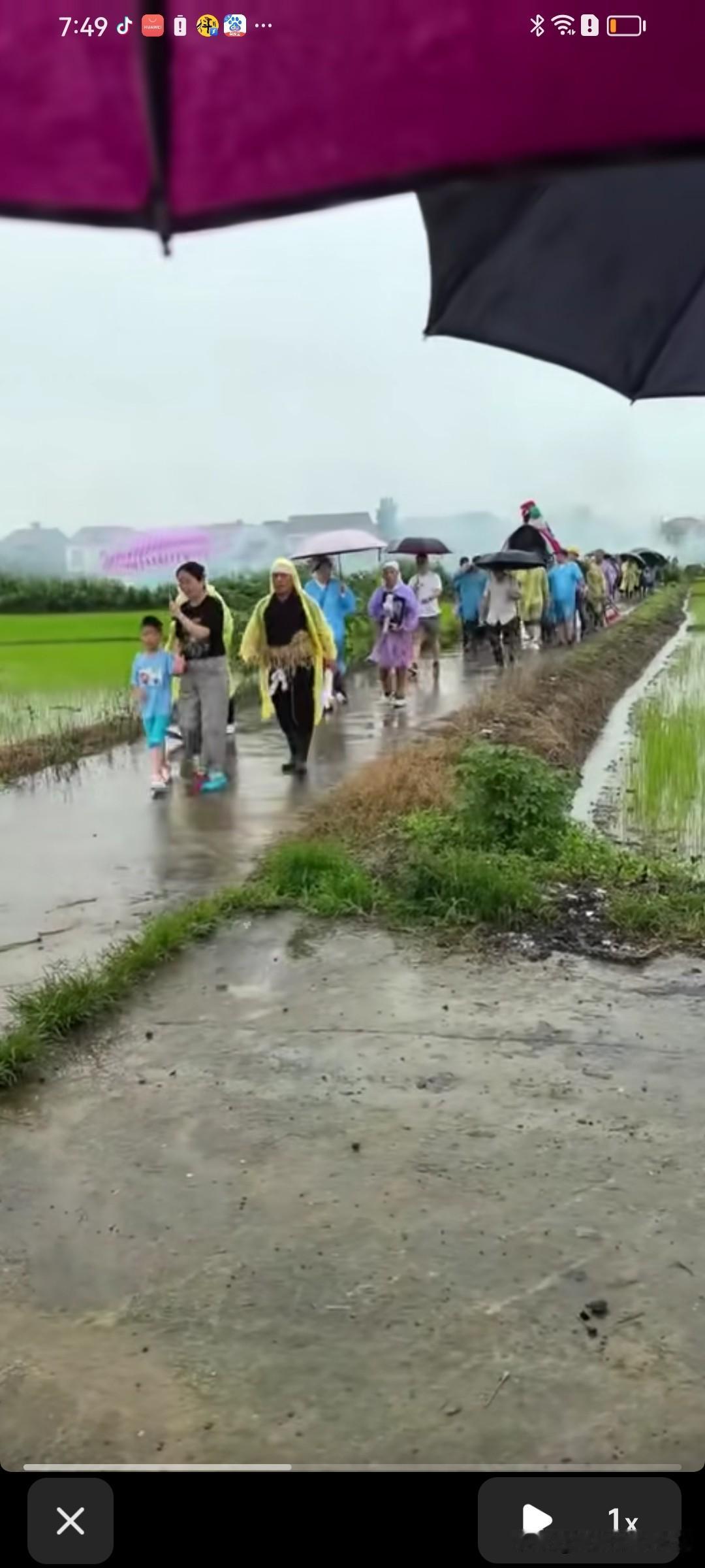 “吉时出殡儿孙福，雨打棺材代代官”，这是民间流传的一种说法。过去老人们觉得在吉时
