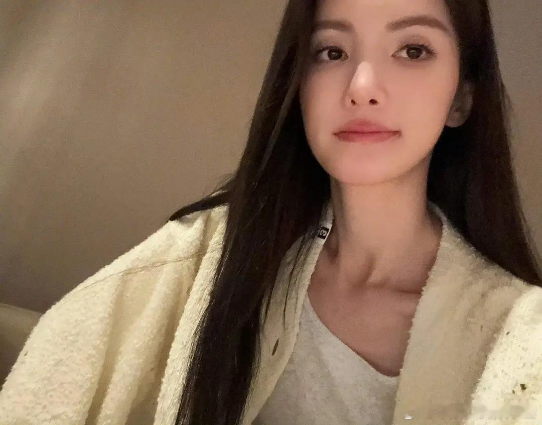 金晨又来给内娱一点小小的震撼，一眼以为是姚晨[裂开] ​​​