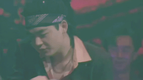 “这是同一个人？！左边草原上的萨日朗扶贫青年郝鸿远，右边仁心俱乐部沙雕rappe