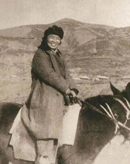 她是红军唯一女将领，历经三段不平凡的婚姻，一生将前夫沈泽民的照片放在床头。
 