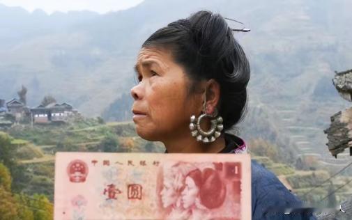 “人民币上有她，她却没有人民币。”1987年，一位侗族姑娘因为长得太美，被印到人