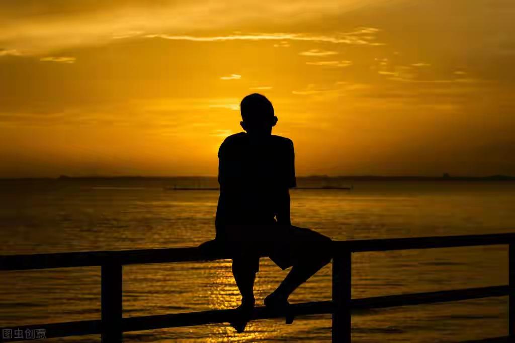 最高境界喝酒是干吹瓶，您生活中见过没有
最近去某个村走亲戚，看到一个中年人坐在太