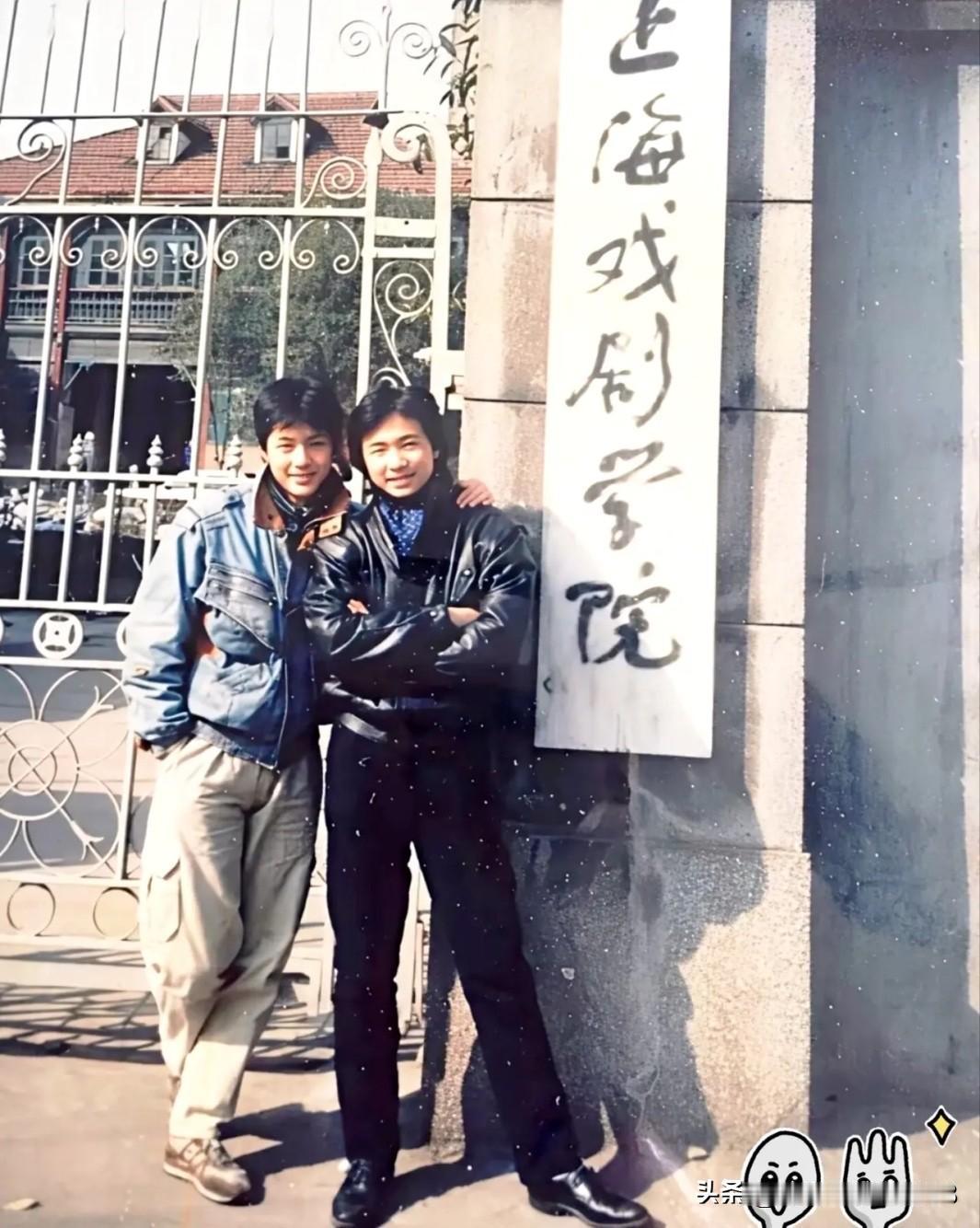 没想到徐峥年轻时这么帅，跟同学在上戏门口的合影惊艳了不少人，徐峥的五官特别大气，