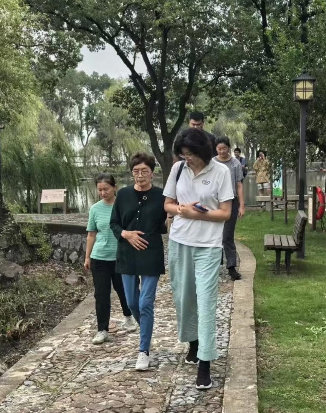 姚明一家太湖边骑个车，被苏州直接拉进官方活动。
放中华鲟，颁“守护大使”证，没演