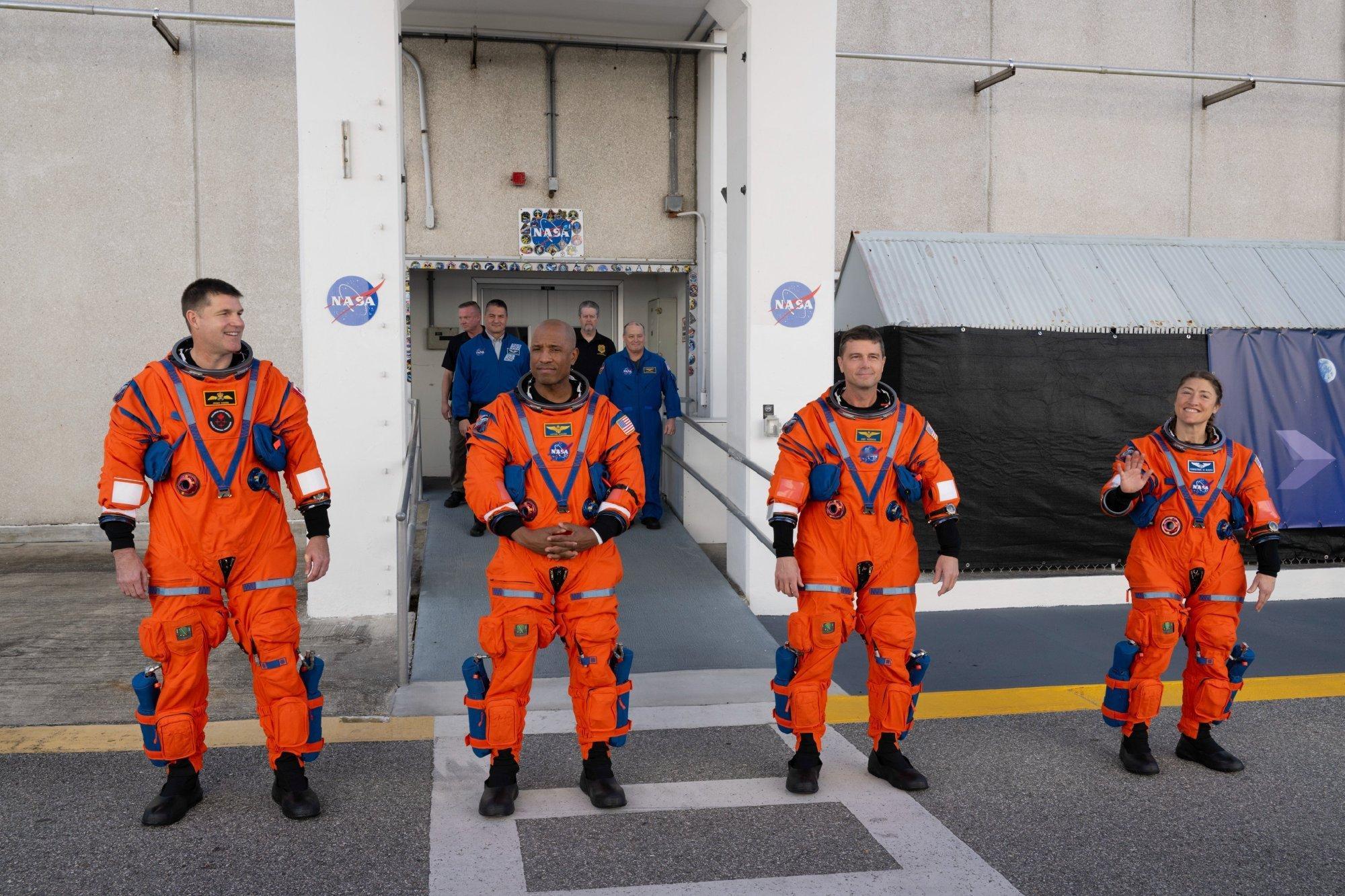 【NASA阿尔忒弥斯2号  试飞任务、绕月飞行的乘组四名宇航员，从左至右分别是：