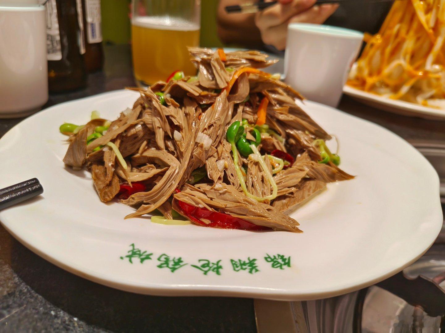 我的美食日记 锦翔炝锅鱼大虾Q弹，鸡翅麻辣鲜香，配菜土豆条外脆里糯，特别好吃！美