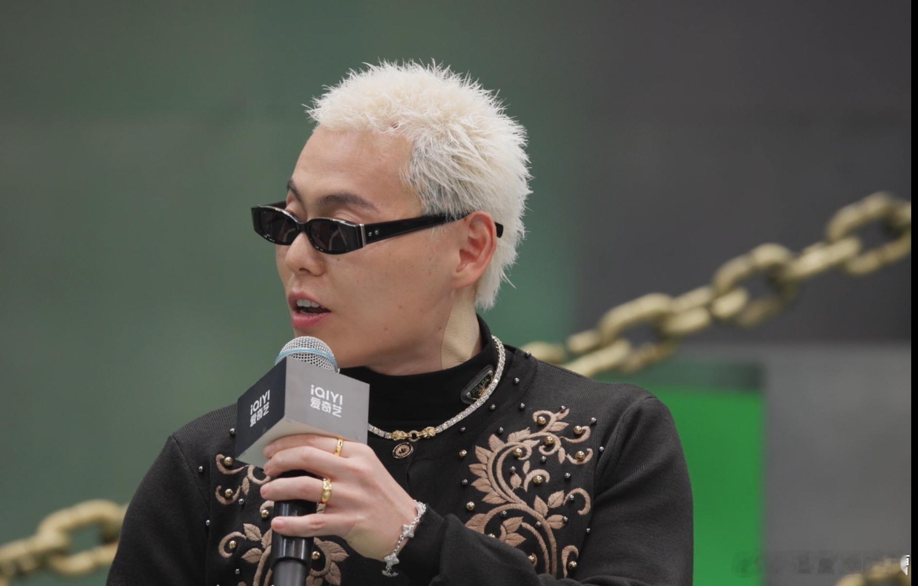 严浩翔人没到立牌到了严浩翔说粉丝的爱让自己更勇敢说唱巅峰对决2026从最初接触说