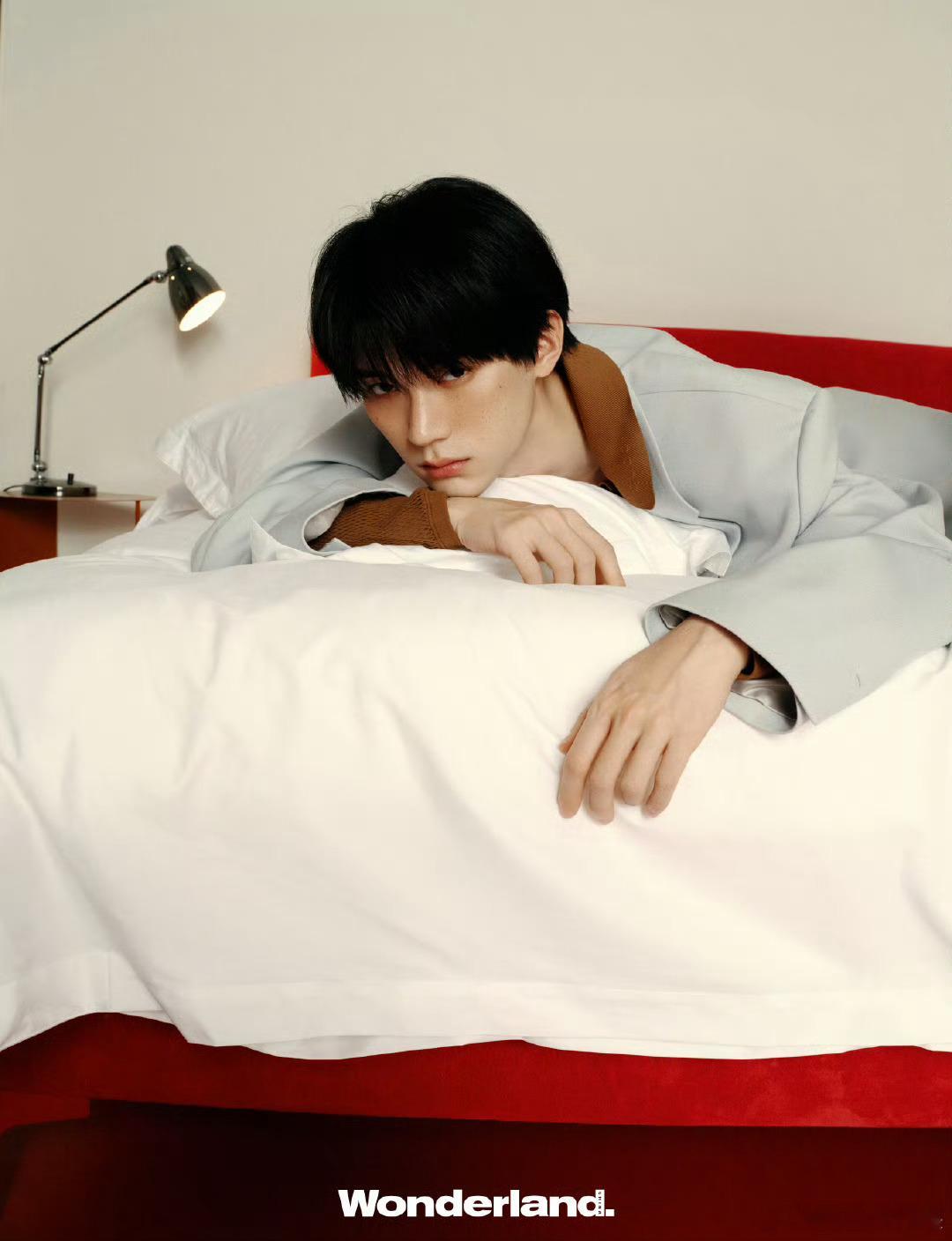 周翊然Wonderland封面大片  周翊然在这组大片中彰显独特魅力，眼神坚定，